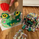 うまい棒帽子！カエルのコラージュにネックレスすんごい！